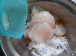 加入盐抓匀腌十分钟