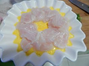 在摆上腌好的鱼片