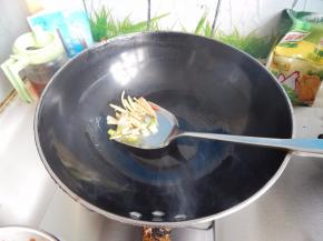 锅里加入油加入葱炒香