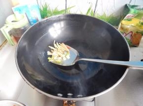 锅里加入油加入葱炒香