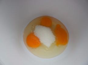 三个鸡蛋加入白糖