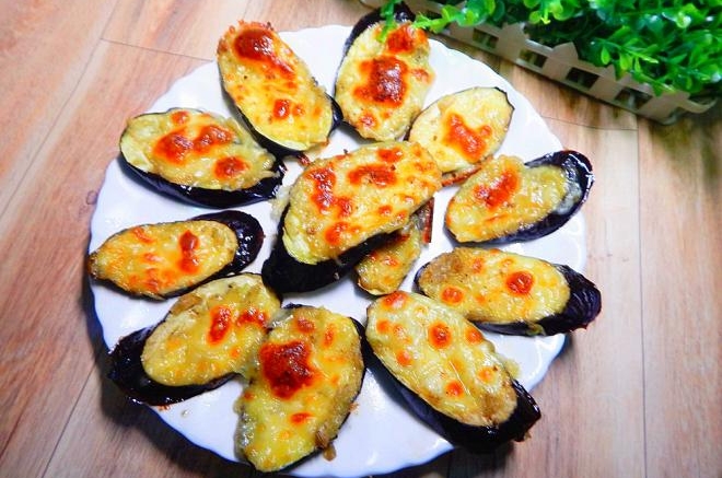 芝士蒜泥烤茄片