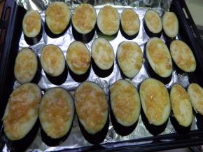 然后抹匀在茄子上