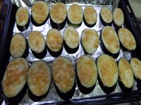 然后抹匀在茄子上