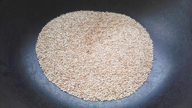 把淘洗干净的芝麻放炒锅内，用中小火不断翻炒，炒至取个芝麻用手指能轻易捻碎，关火。