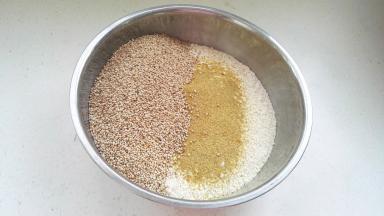 用料理机粉碎（或用擀面杖擀碎）后过筛。面粉、鸡内金、盐、芝麻全部倒盆里。