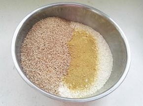 用料理机粉碎（或用擀面杖擀碎）后过筛。面粉、鸡内金、盐、芝麻全部倒盆里。