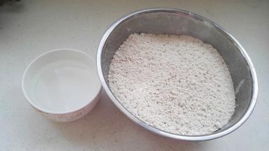 拌匀，边倒水边用筷子搅成面絮。