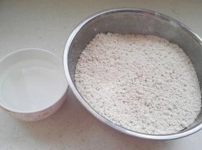 拌匀，边倒水边用筷子搅成面絮。
