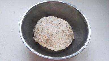 用手和成面团， 盖上盖（或保鲜膜）醒20分钟左右。