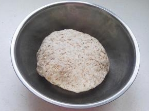 用手和成面团， 盖上盖（或保鲜膜）醒20分钟左右。