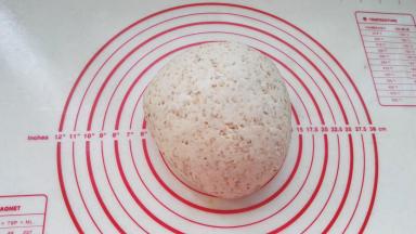 把面团揉光滑。