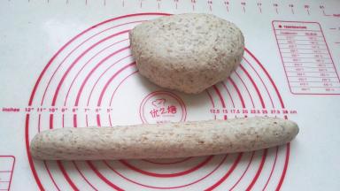 分剂，搓成圆长条。