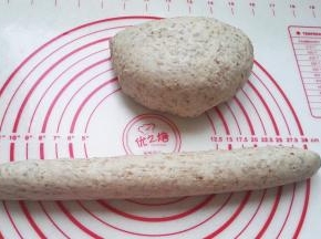 分剂，搓成圆长条。