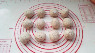 揪成35-40克左右的小剂子，分别揉圆，用湿布（或保鲜膜）盖住防干皮。