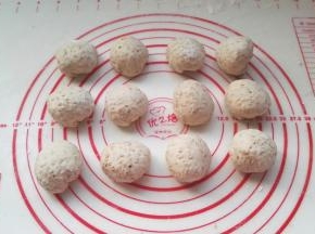 揪成35-40克左右的小剂子，分别揉圆，用湿布（或保鲜膜）盖住防干皮。