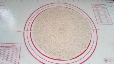 用小擀面杖把面剂擀成厚薄大小一致的圆薄片（越薄越好，越薄炕出来越焦，厚薄就是跟芝麻粒的厚薄差不多，甚至比芝麻粒更薄）。