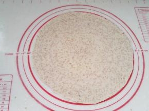 用小擀面杖把面剂擀成厚薄大小一致的圆薄片（越薄越好，越薄炕出来越焦，厚薄就是跟芝麻粒的厚薄差不多，甚至比芝麻粒更薄）。
