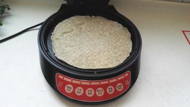 电饼铛预热后放入圆薄片。