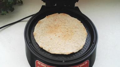 翻面烤至两面焦黄后取出，冷凉后，即可食用脆焦香的焦馍。