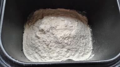 温水200g，酵母4g，白糖6g，面粉400g倒入润唐馒头面包机桶内。