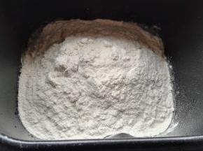 温水200g，酵母4g，白糖6g，面粉400g倒入润唐馒头面包机桶内。