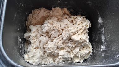 用筷子搅成面絮，把馒头机内桶安上。