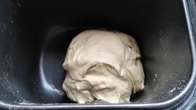 按和面键，按启动键开始和面。