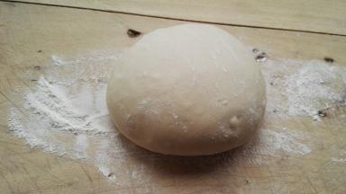 和好的面团取出放案板上（撒少许干粉防粘）。