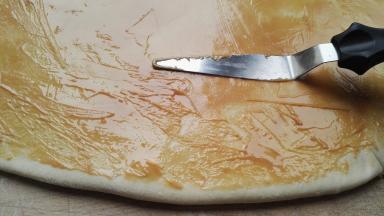 用工具抹匀(用筷子、勺均可，抹匀即可。)