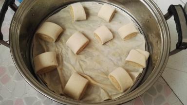 蒸锅添温水，把花卷放入盖盖醒发(放湿布垫底防粘)。