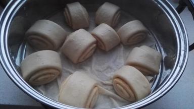 看状态明显长大后开火蒸，上汽后中大火蒸15分钟关火，焖五分钟再掀盖。