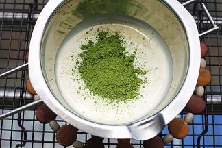 在牛奶雪糕液中加入3g抹茶粉