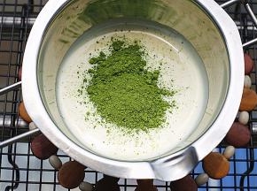 在牛奶雪糕液中加入3g抹茶粉
