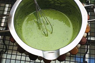 用小号手动蛋抽彻底搅拌均匀，要耐心点喔