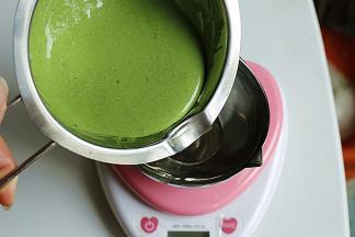 倒入有嘴的量碗中，方便后续操作，此时抹茶雪糕液就准备好了