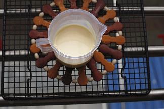 同时，在另一个带嘴的量杯中称量好100g牛奶雪糕液