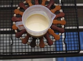 同时，在另一个带嘴的量杯中称量好100g牛奶雪糕液
