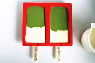 模具放平，装上冰棒棍，分别从头尾两端同时倒入雪糕液，让它们汇合到中间即可