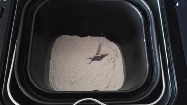 面粉倒润唐馒头面包机内。