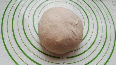 取出面团揉匀。