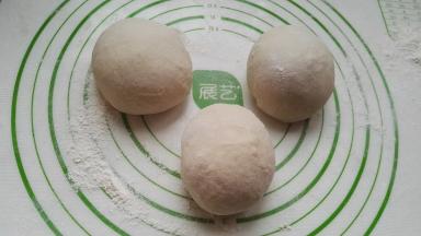 分成3个面剂，揉圆。
