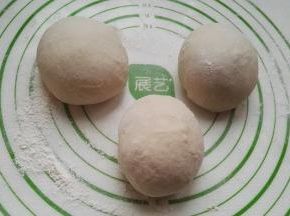 分成3个面剂，揉圆。
