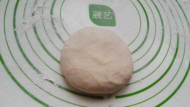 取一个面剂按扁。