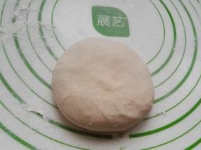 取一个面剂按扁。