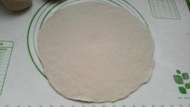 擀成薄面饼。