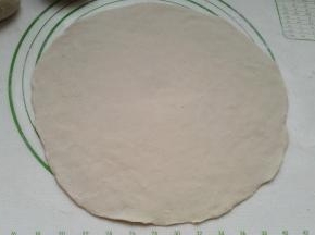 擀成薄面饼。