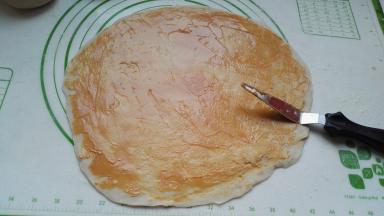 用工具抹匀（用筷子、勺子抹均可）。