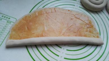 从底部开始卷起。