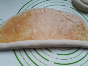 从底部开始卷起。